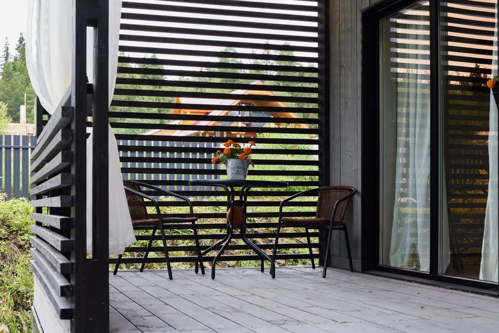 Дом в лесу рядом с озером