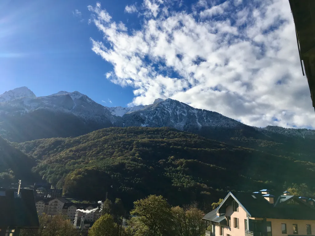 Просторная бохо студия с панорамным видом на горы