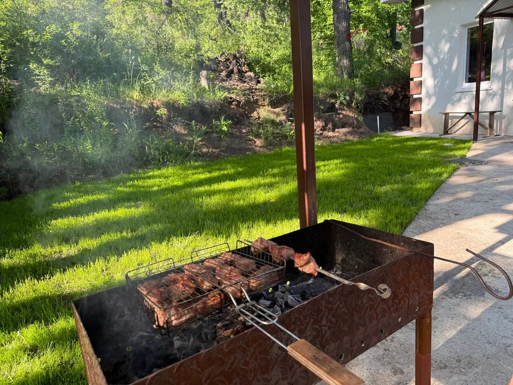 Дом в дубовой роще у реки