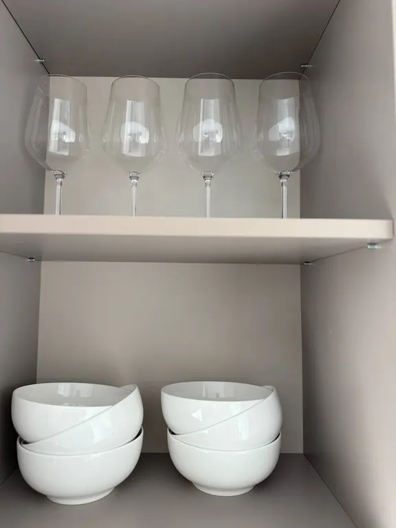 Студия с панорамными окнами и атмосферным видом