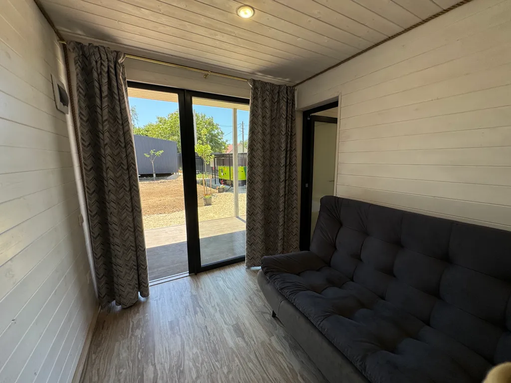 Коттедж с террасой на светлой