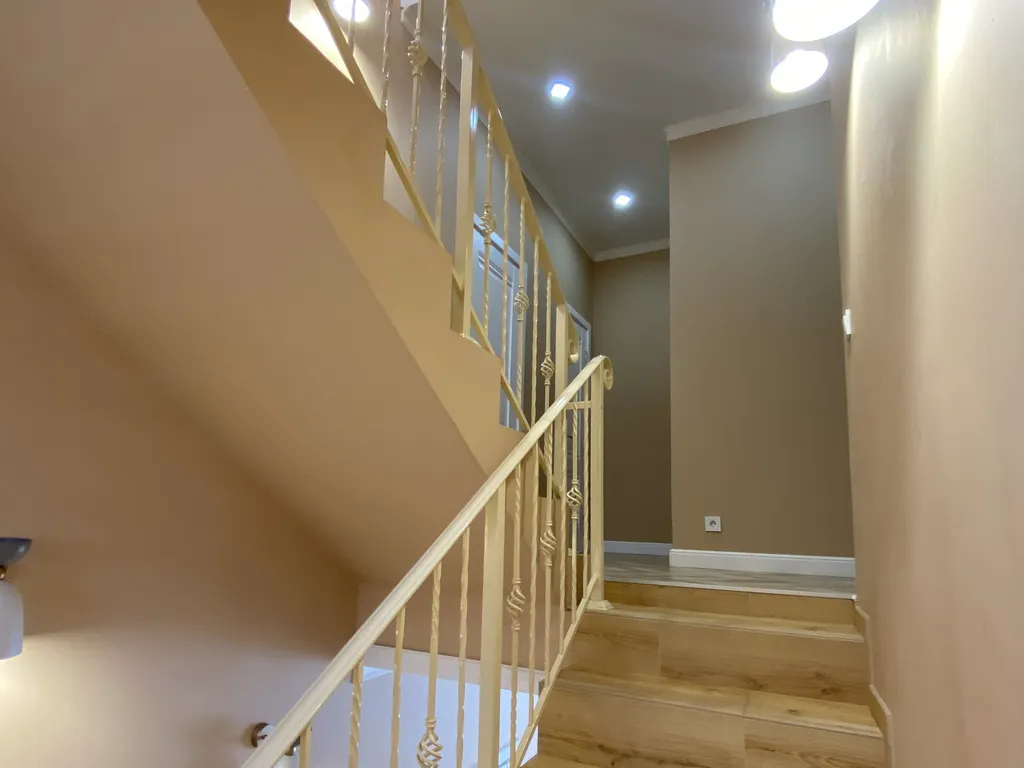 Трехэтажный коттедж с баней и бассейном