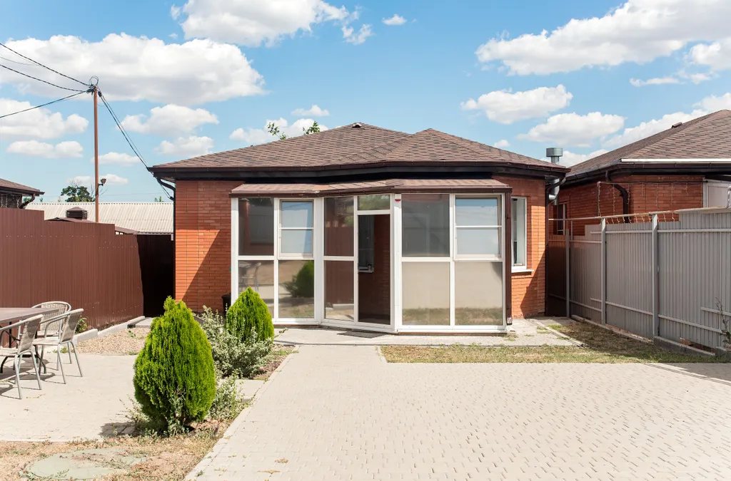 Дом Кантри со своим двором и парковкой