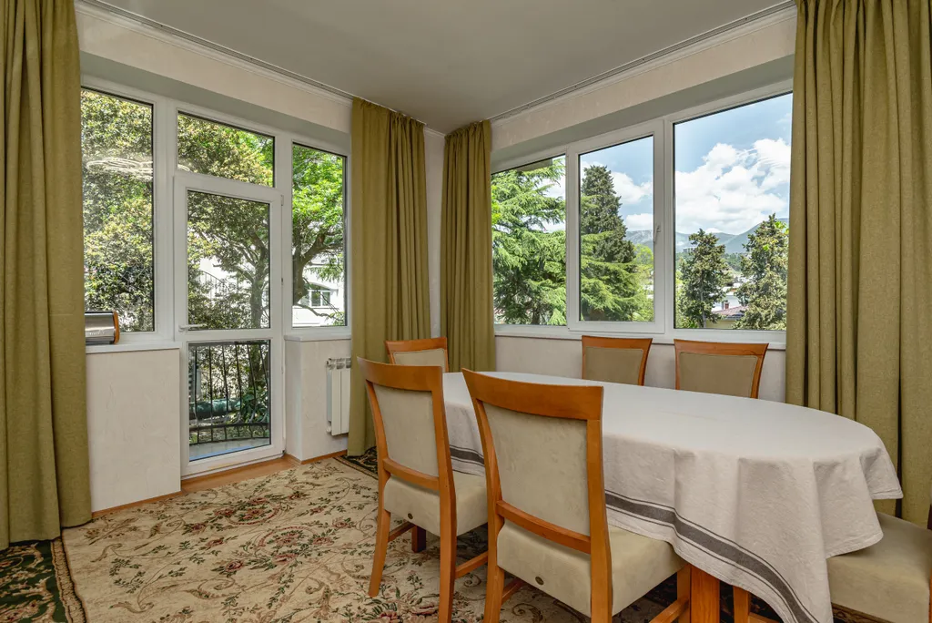 Квартира Уютные апартаменты в центре Ялты с видом на горы с 3-балконами — аренда посуточно в Ялта