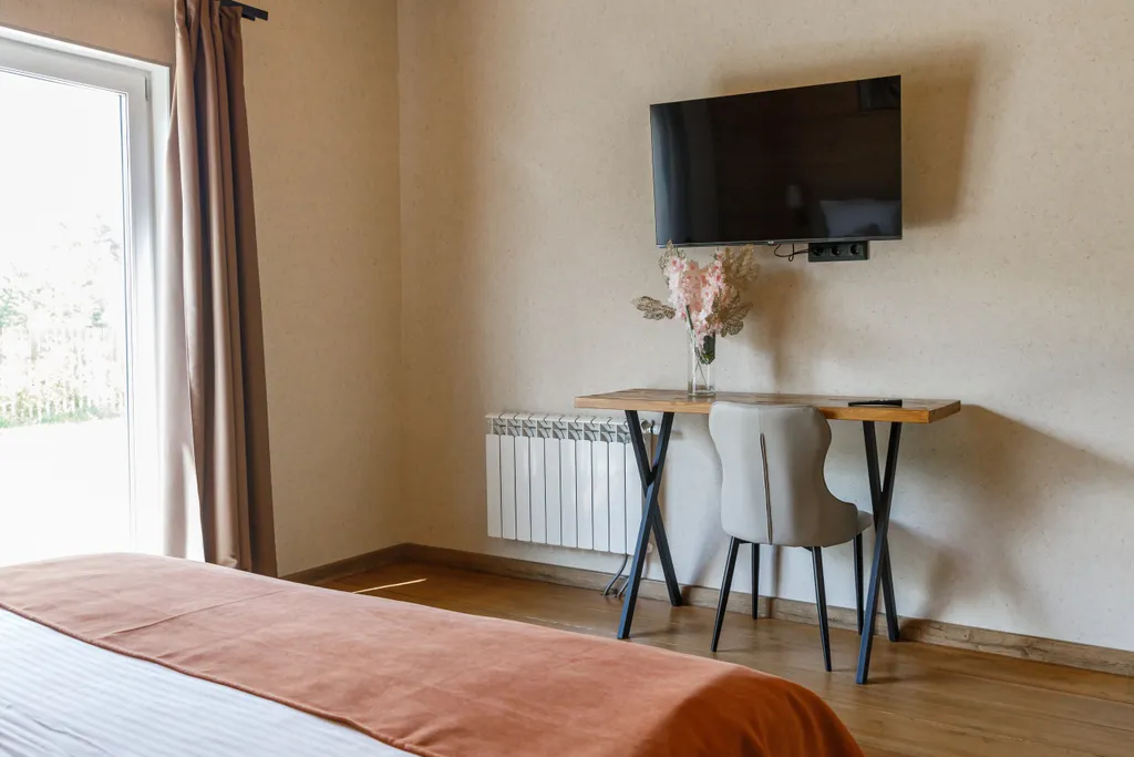 Трёхкомнатный коттедж в лесу у пруда