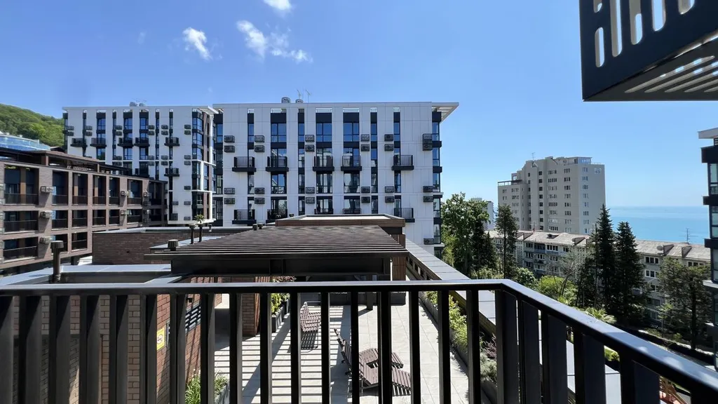 Квартира с бaлконoм и видом на моpе