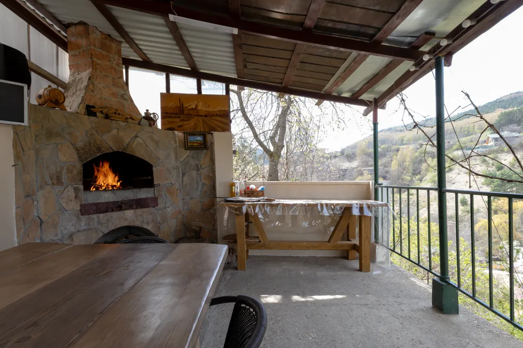 Уютный дом с видом на ущелье