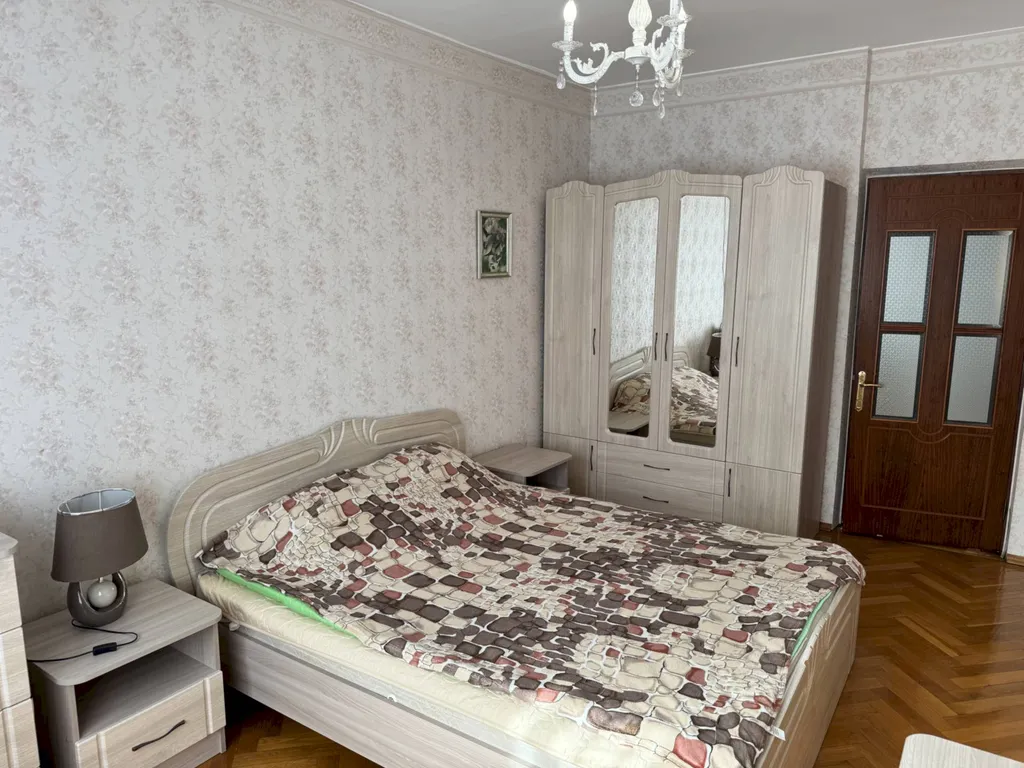 Квартира Четырёхкомнатная квартира в центре с балконом – 7 минут до моря — Геленджик