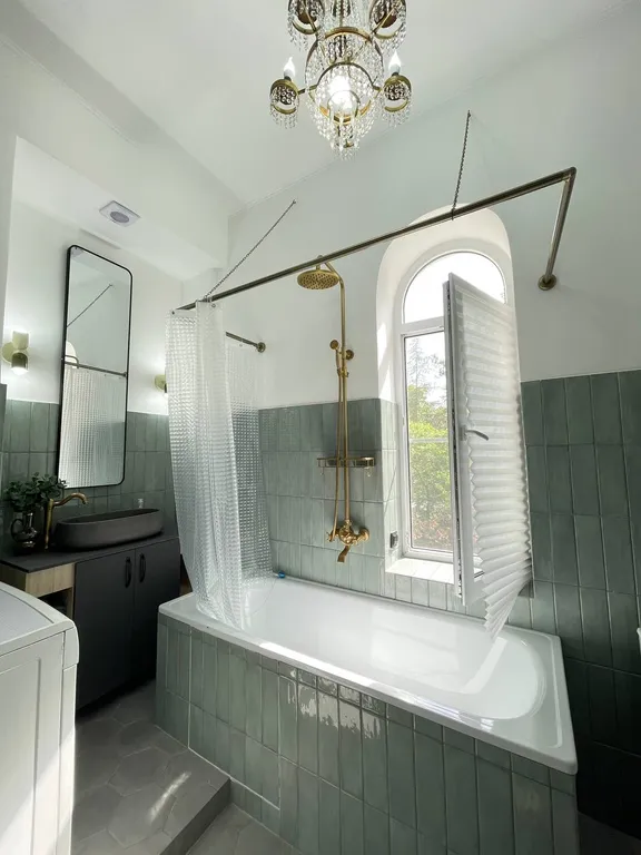 Апартаменты в сталинском доме с панорамным балконом у берега моря