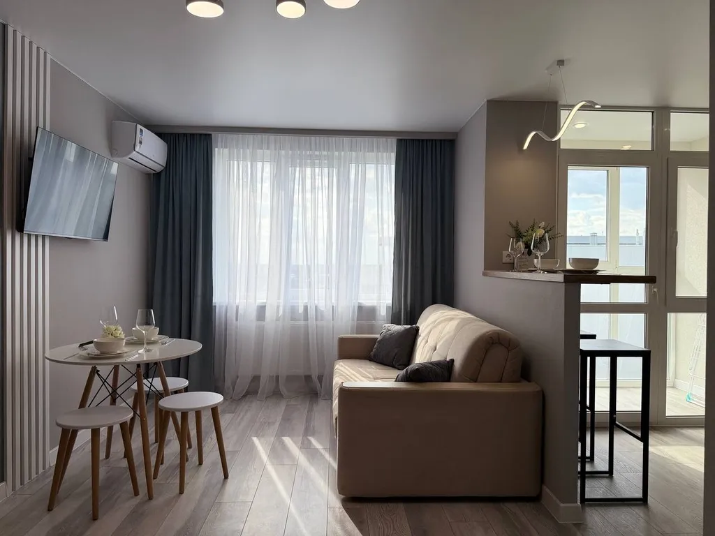 Студия с панорамными окнами и атмосферным видом