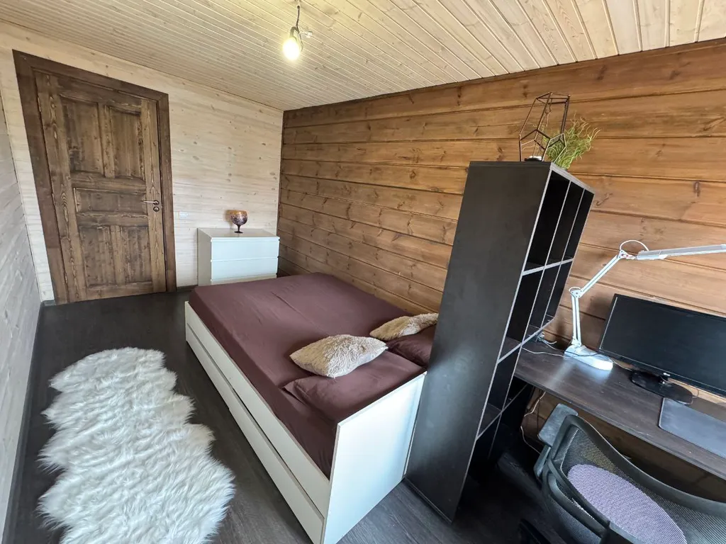 Дом с прудом