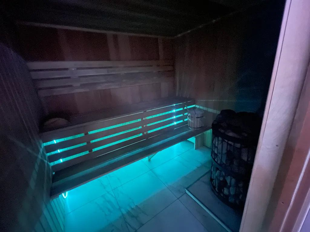 Коттедж Коттедж С сауной на дровах и «красной» комнатой — Санкт-Петербург