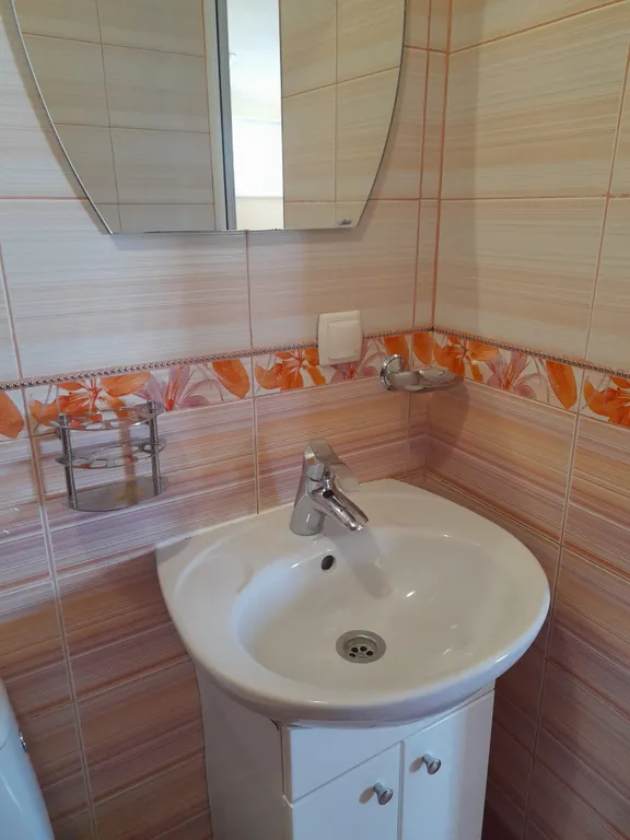 Уютная комната со стоянкой для автомобиля