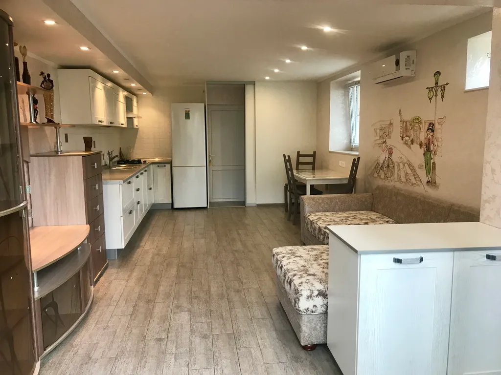 Дом с бассейном на море