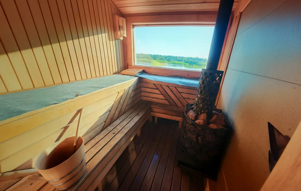 Дома и бани на берегу озера