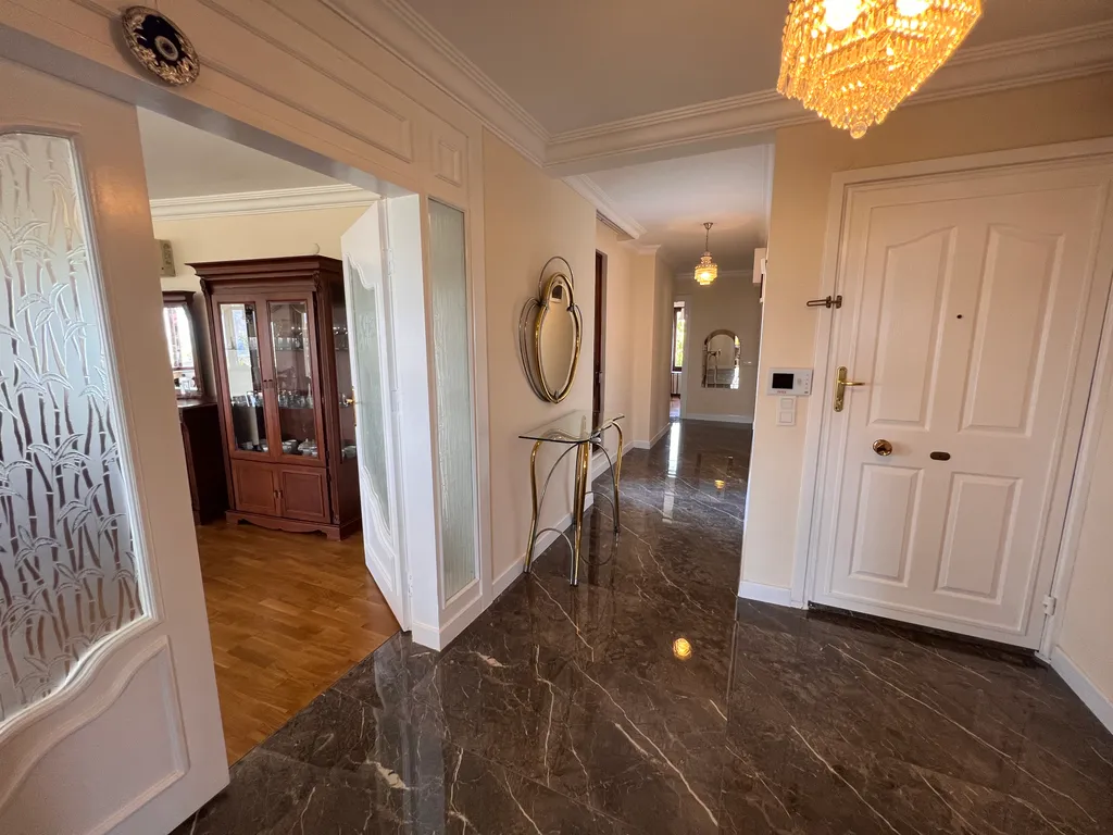 Spacious luxury waterfront flat