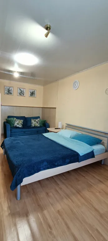 В центре с балконом