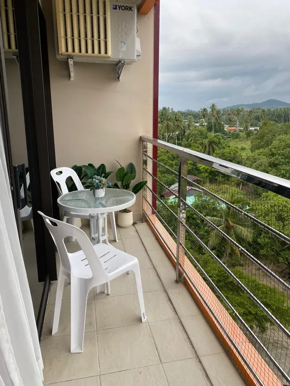 Уютная светлая квартира с бассейном рядом с морем