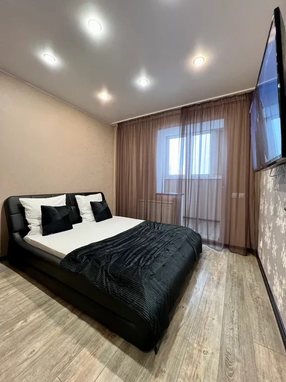 Дизайнерская квартира с большим телевизором