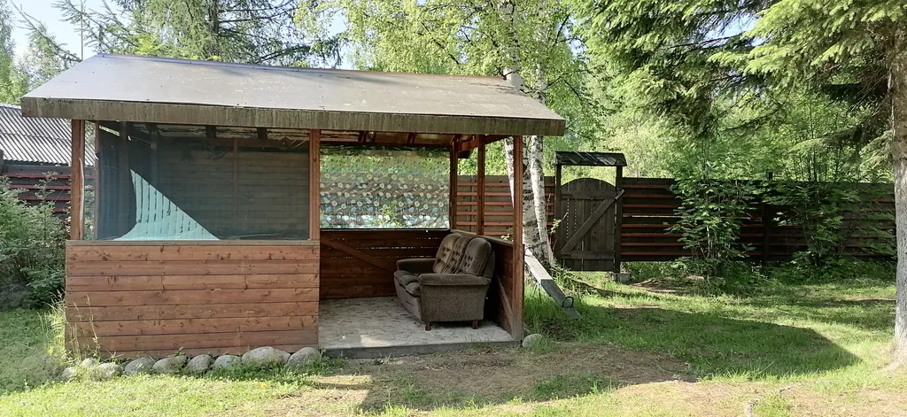 Дом рядом с озером