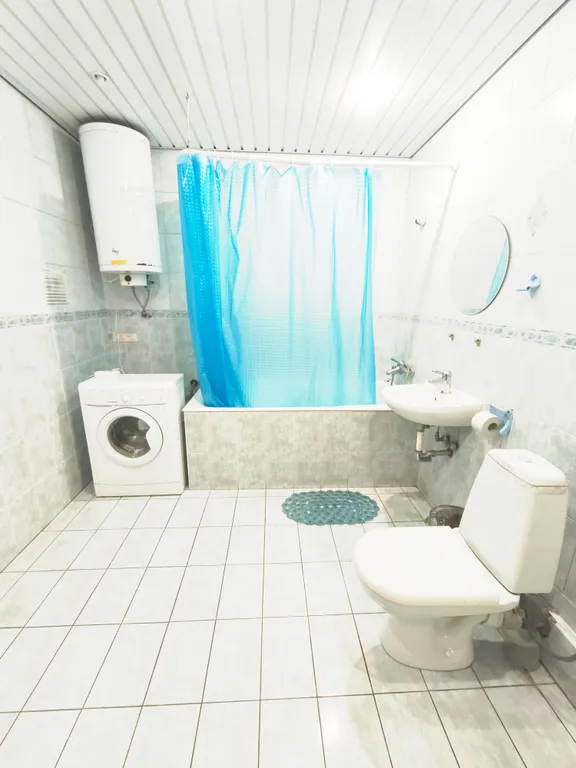 Трёхместный номер в центре, метро Немига, Дворец спорта.