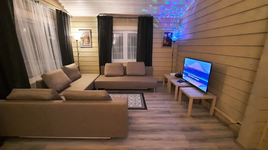 Дом на берегу озера у леса