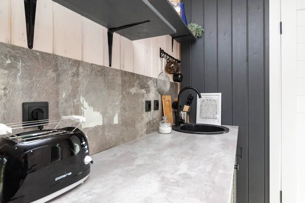 Темный домик на опушке леса