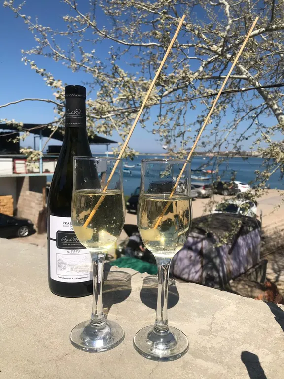 Большая студия с видом на море с панорамными окнами