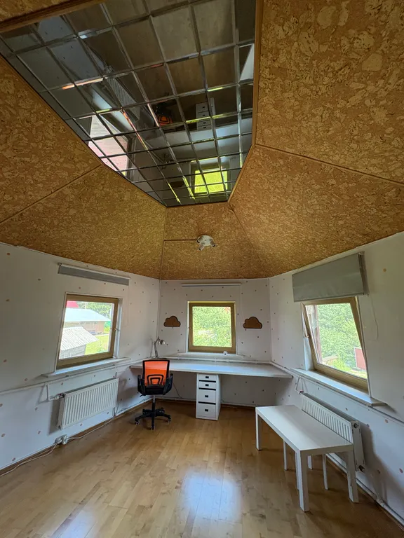 Уютный жилой зимний дом в сказочно живописном месте