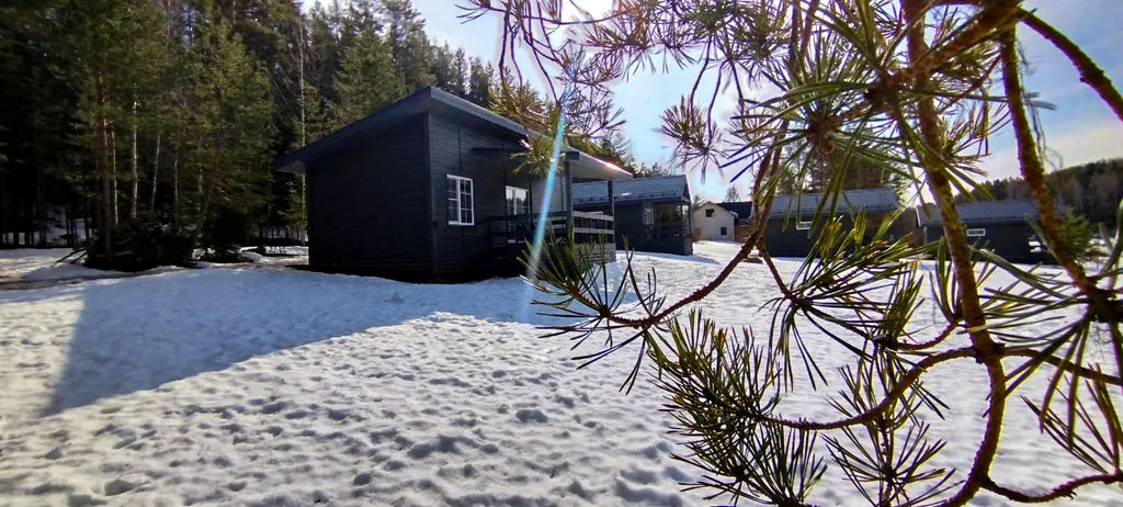 Домик на берегу реки