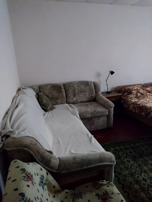 Уютная комната с санузлом и отличным зелёным двором для тихого отдыха