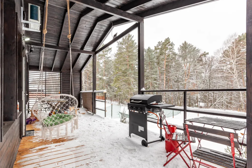 Современный дом с баней в лесу