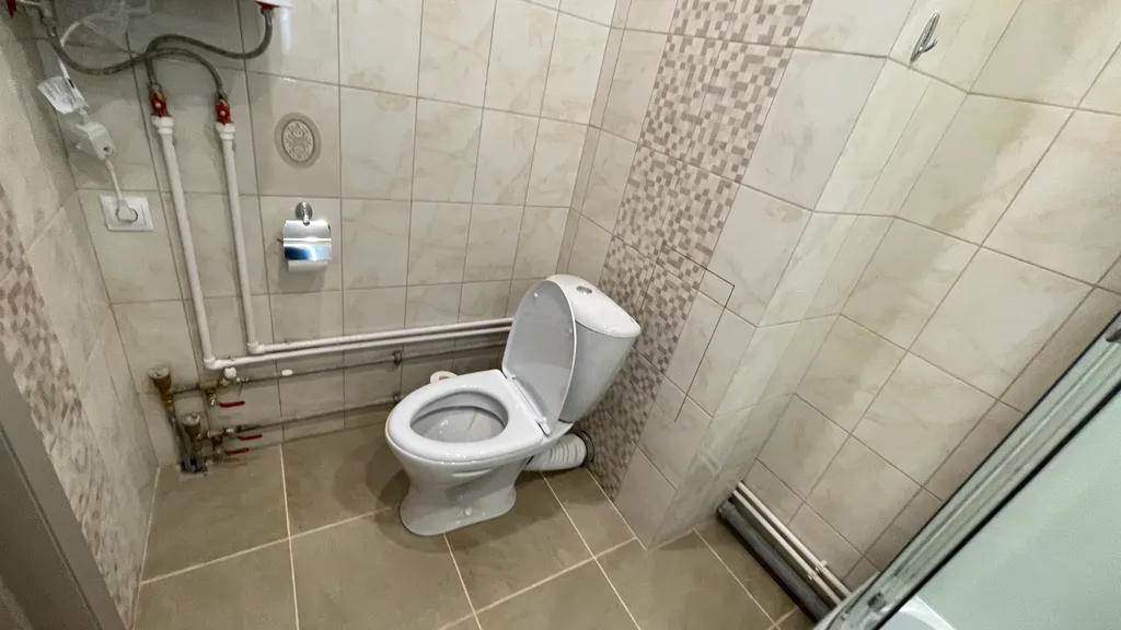 Белая студия в новом доме на центральной улице