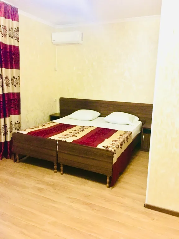 Квартира Двухкомнатный номер Стандарт с изолированными спальнями на 4-6 человек — аренда посуточно в Кабардинка