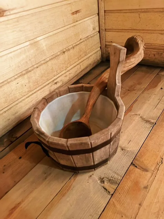 Дом баня на берегу водоема