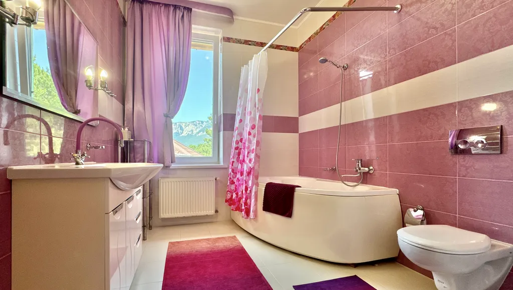 Дом с бассейном в Аутке