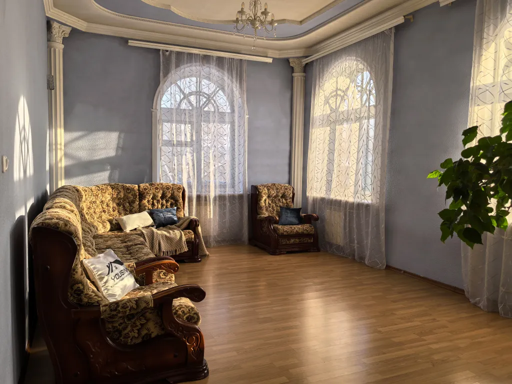 Коттедж в центре города с бассейном