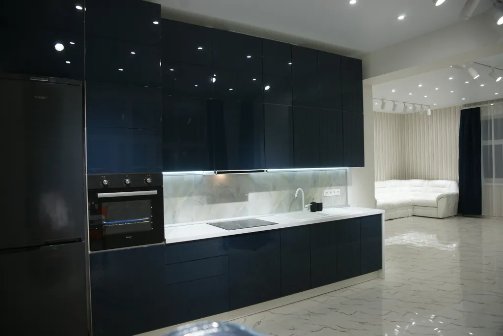 Апартаменты 1 - тёмно-синий металлик в фасадах кухни, белые интерьеры