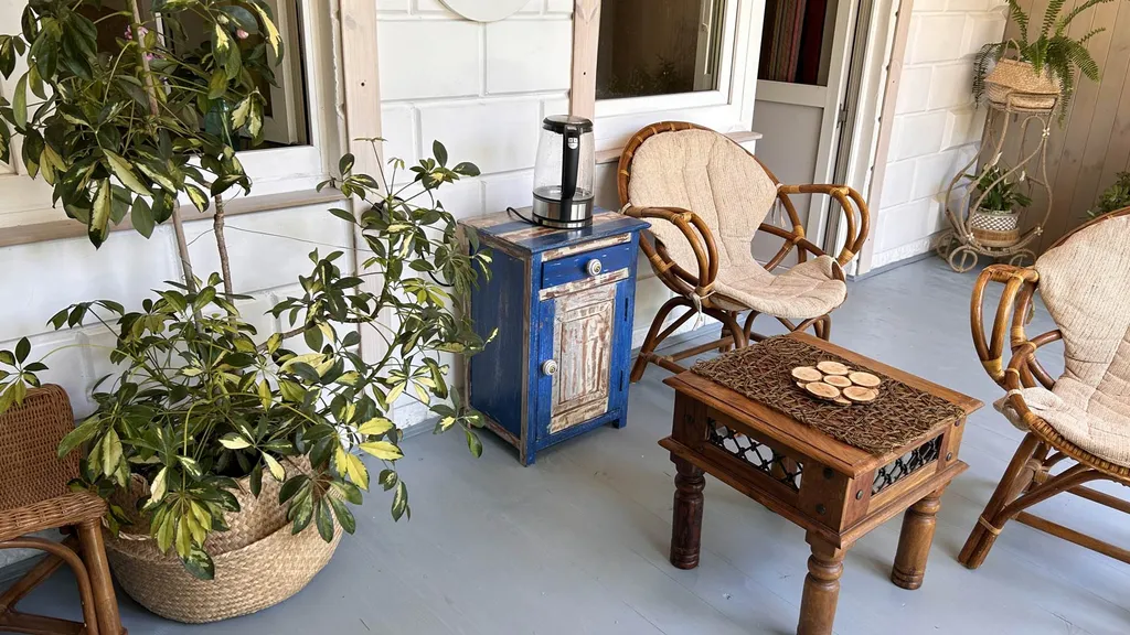 Дом с уютной верандой, выходящей в сад