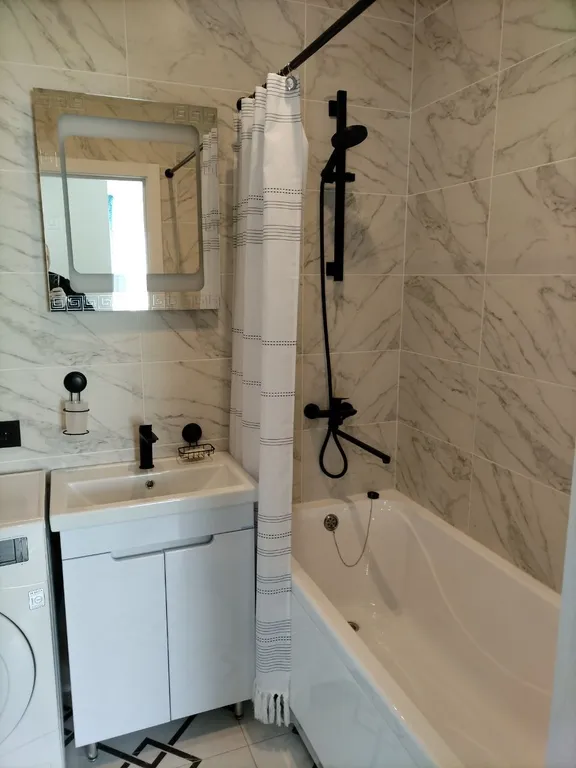 Современная евродвухкомнатная квартира с отдельной спальней в центре