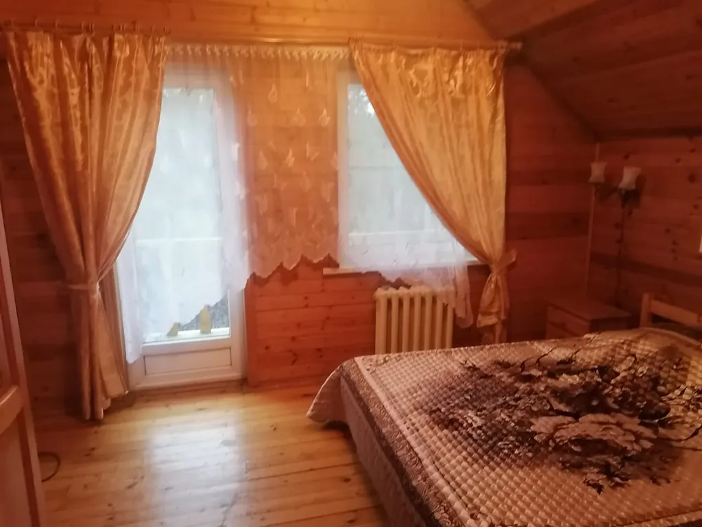 Домики в лесу на берегу реки Волге