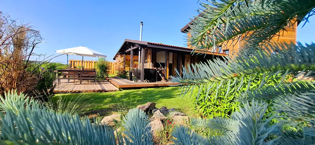 Дом с кораблем на берегу реки