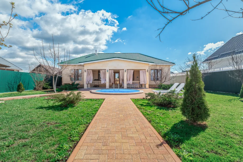 Дом с теплым бассейном и баней для загородного отдыха Южная Резиденция