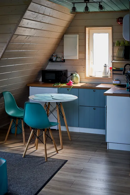 Дом-шалаш на берегу озера