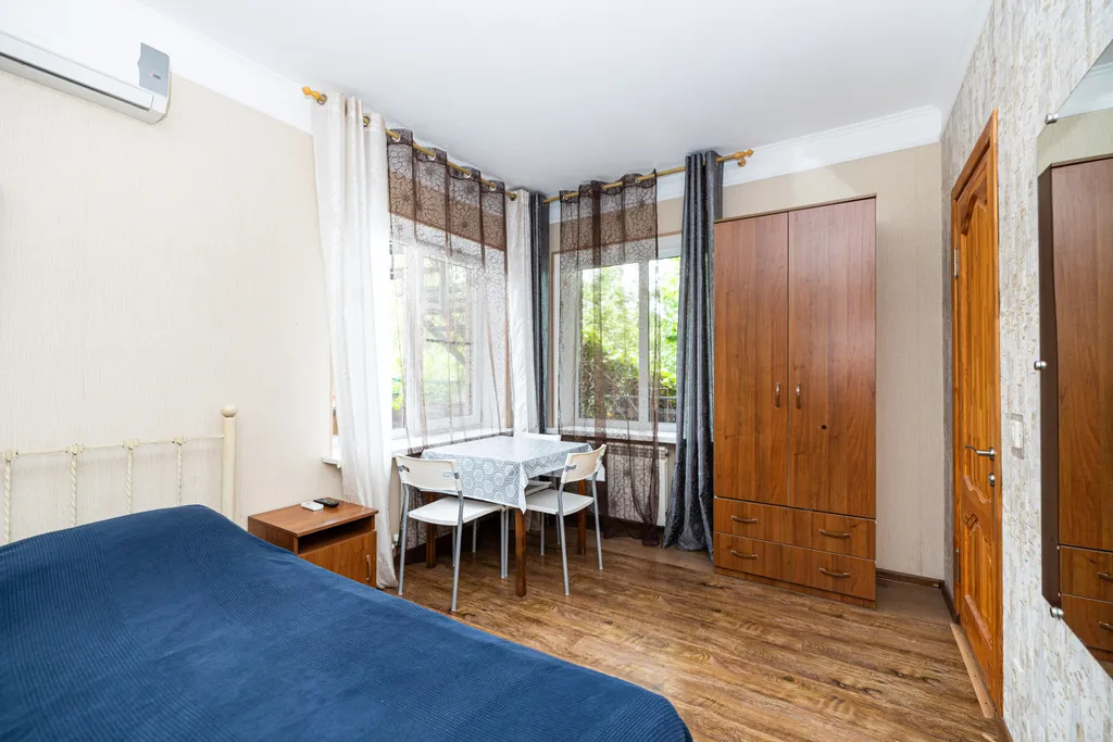 Уютный номер на 4-х человек с санузлом, большой террасой и кухней