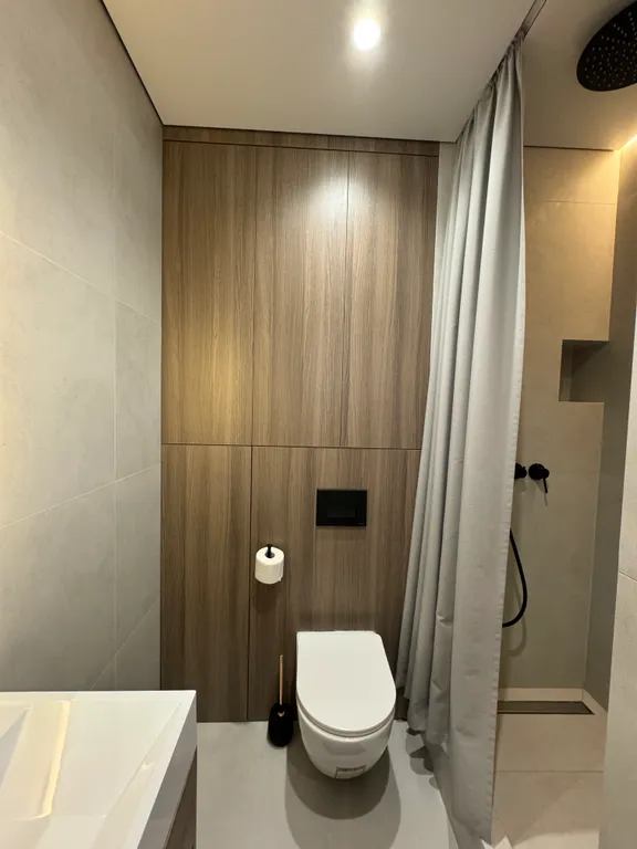 Дизайнерский ремонт с красивым вид из окна