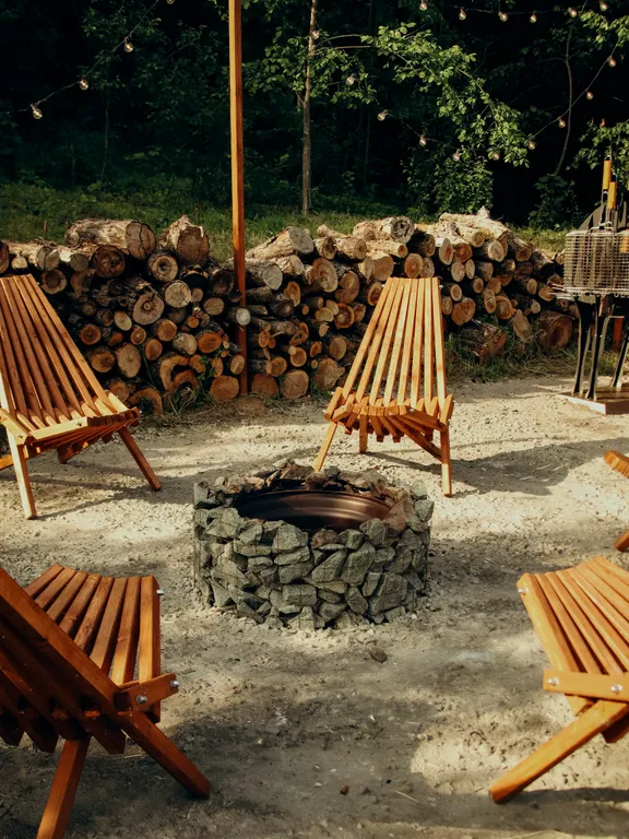 Треугольный дом на берегу озера