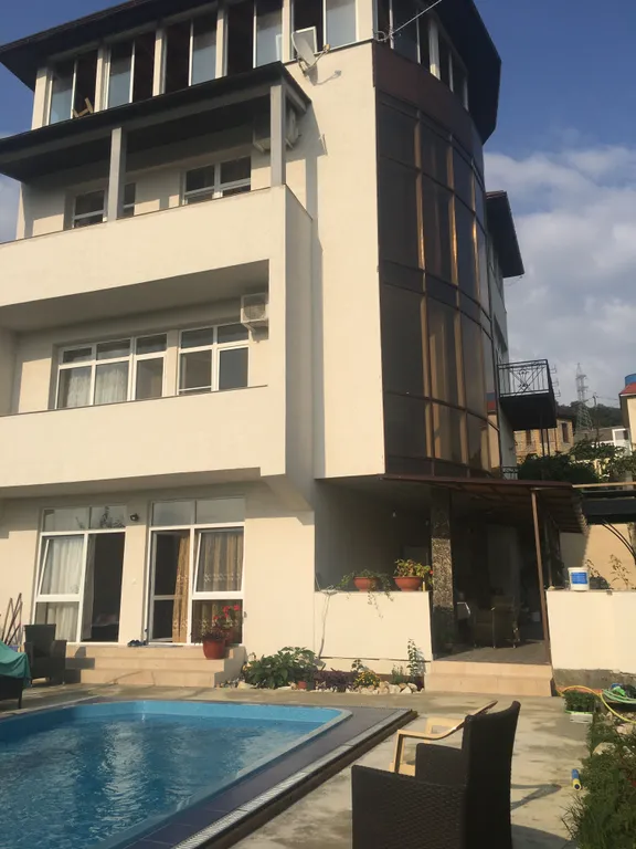 Дом в живописной деревне у моря с бассейном