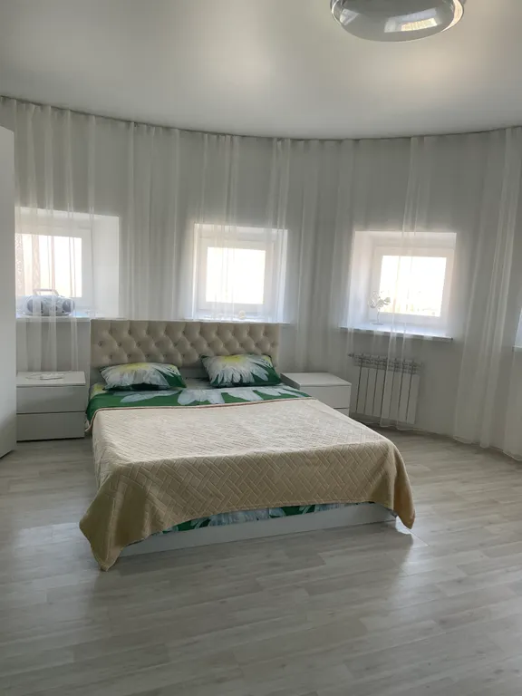 Шикарная студия с выходом на собственную крышу с садовой мебелью