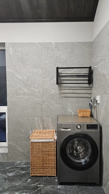 Дом на скале в окружении леса